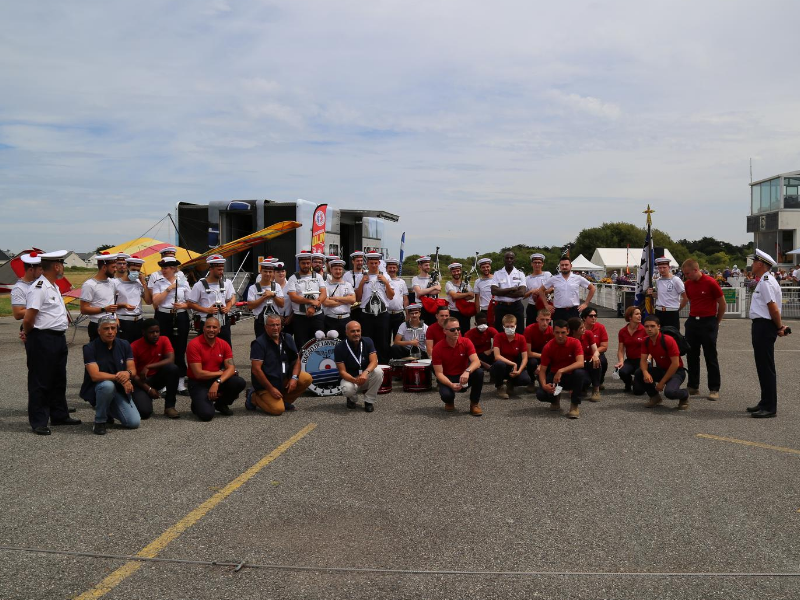 Photo de groupe avec des membres de la Fédération, de la Marine Nationale, du Bagad de Lann Bihoué et des EPIDE