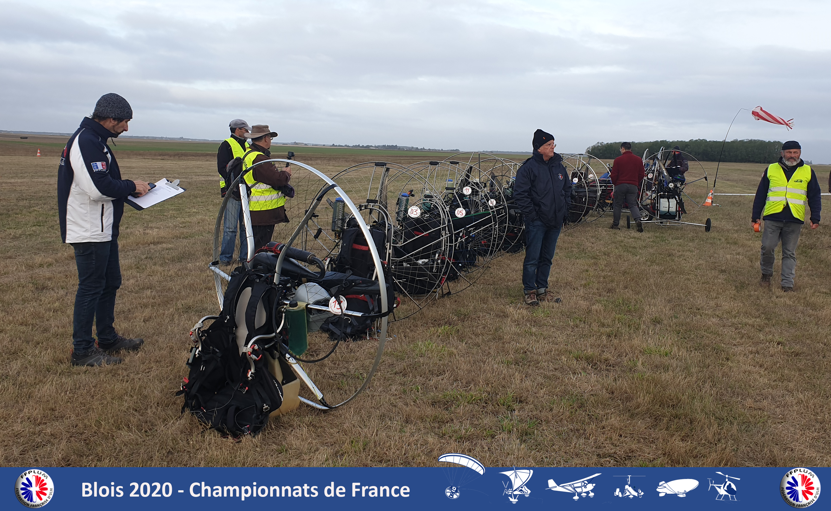 Paramoteurs au sol avant une épreuve